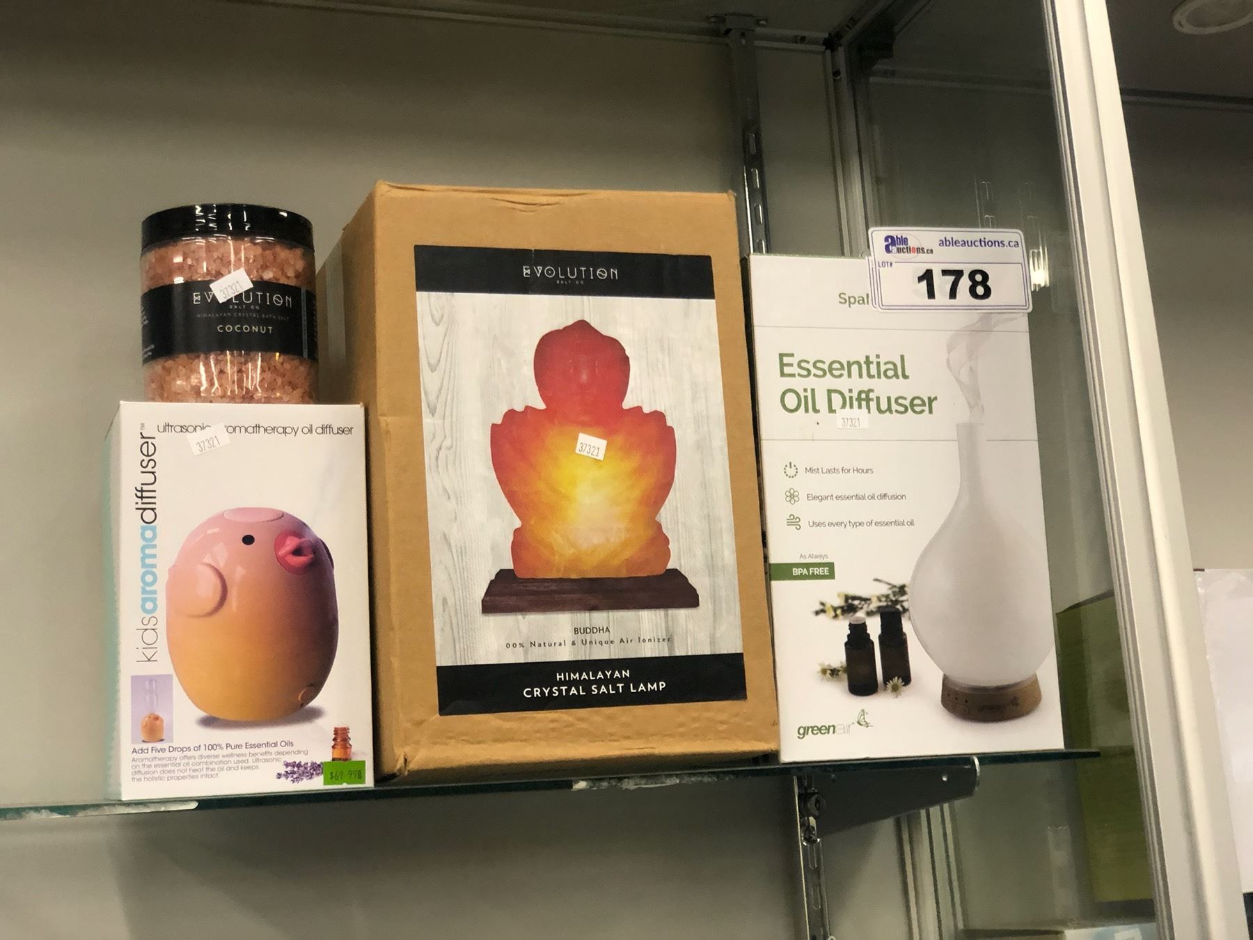 2 OIL DIFFUSERS, SALT ROCK LAMP AND CONTAINER OF HIMALAYAN CRYSTAL BATH ...