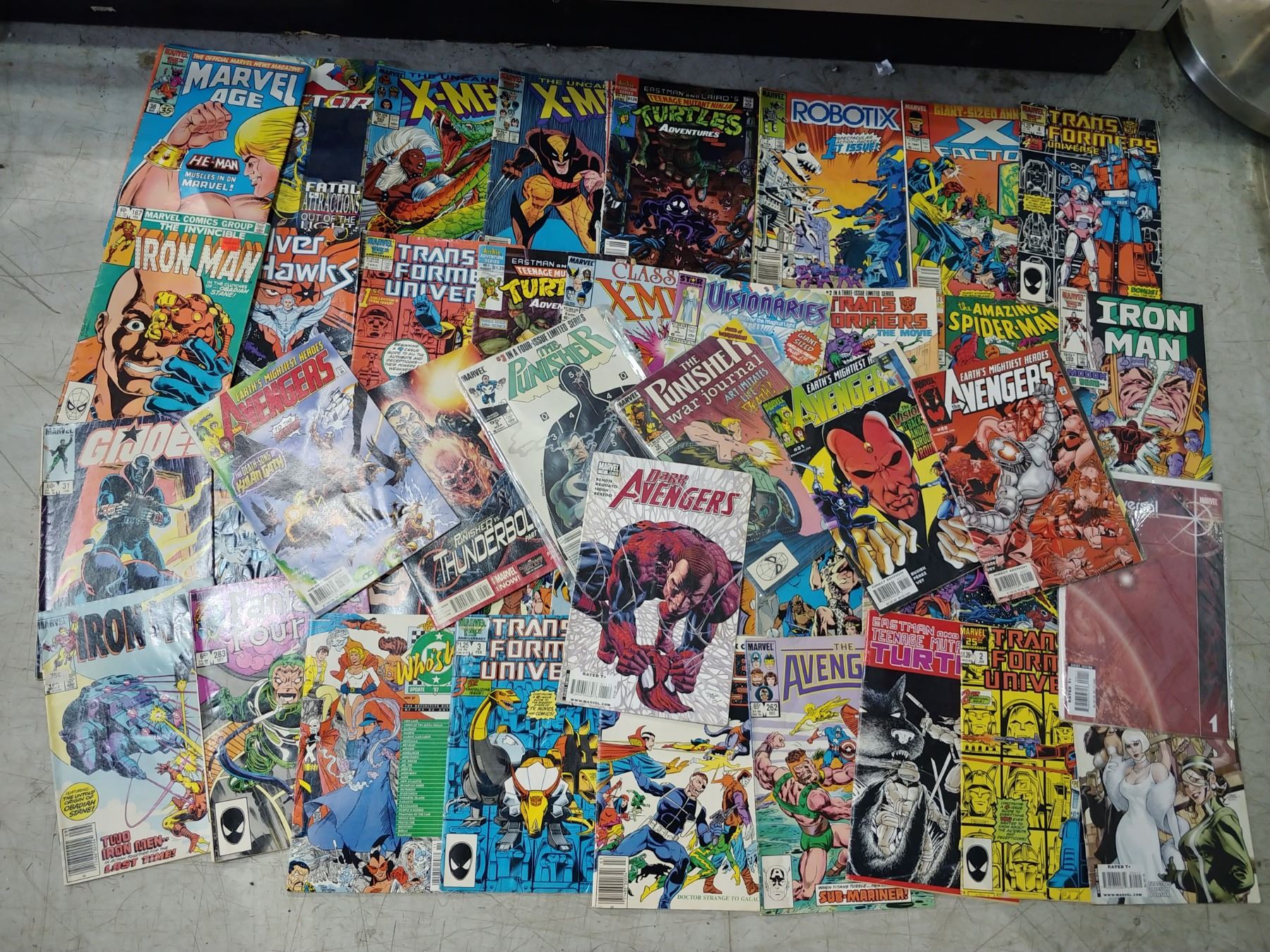 LARGE STACK OF OVER 40 ASSORTED COMICS