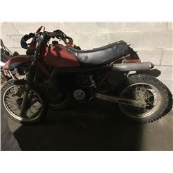 RED UNKNOWN MAKE GAS POWERED DIRT BIKE ( NO REGISTRATION, NO KEYS, CONDITION UNKNOWN )