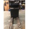 Image 2 : 2007 pallet truck Low hours