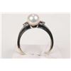 Image 2 : 14kt white gold, genuine pearl and diamond accented ring, set with 0.09ct of brilliant white diamond