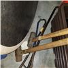 Image 2 : 3 PRY BARS AND 2 SLEDGEHAMMERS