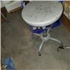 Image 2 : 2 METAL SHOP STOOLS