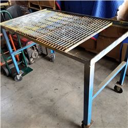 METAL GRATE TABLE ON WHEELS