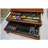 Image 2 : ARTIST TABLE TOP EASEL AND 2 DRAWERS OF SUPPLIES