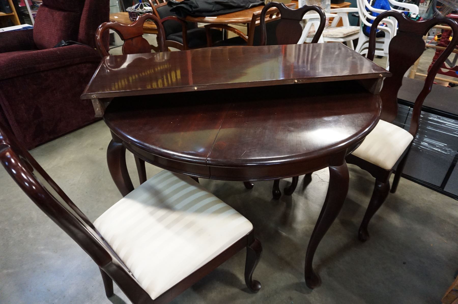 QUEEN ANNE ROUND MAHOGANY DINING TABLE W/ LEAF AND 4 CHAIRS