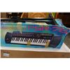 Image 2 : YAMAHA KEYBOARD AND STAND
