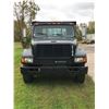 Image 2 : 1999 INTERNATIONAL 4700 DT 466E FLAT BED TRUCK