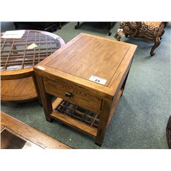 FLEXSTEEL TRADITIONAL OAK END TABLE.  RETAIL $1,499.00