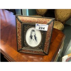 COUNTER TOP PICTURE FRAME