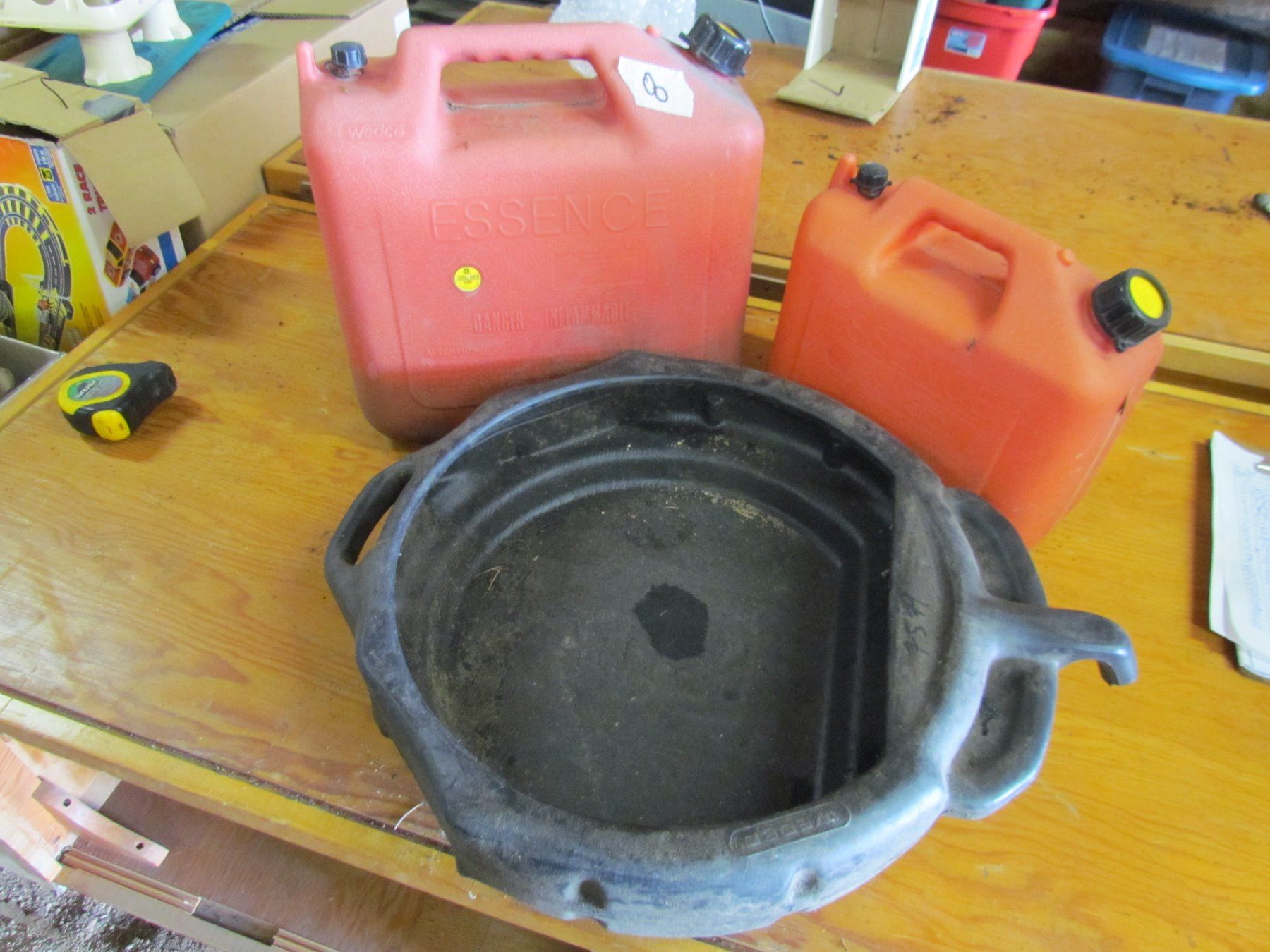 LOT INCLUDING 2 GAS CANS AND AN OIL CATCH PAN Schmalz Auctions