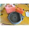 Image 2 : LOT INCLUDING 2 GAS CANS AND AN OIL CATCH PAN