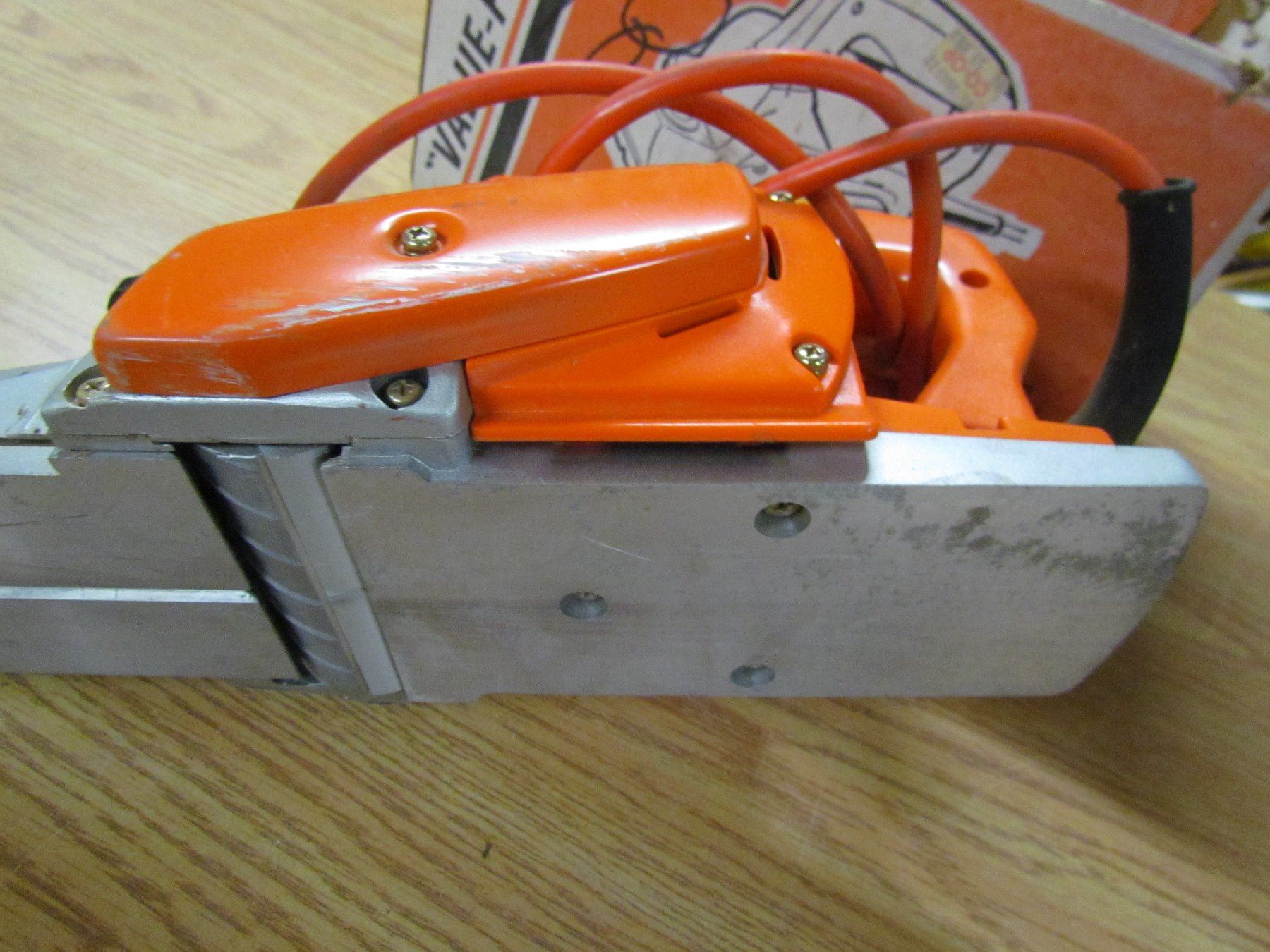 WOOD PLANER (ELECTRIC) *BLACK AND DECKER*