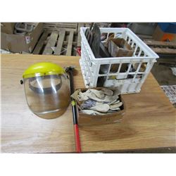 LOT INCLUDING A CAR HEATER, GLOVES, MAGNET AND SAFETY VISOR