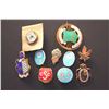 Image 3 : Canada - 20th Century - Misc. 13 pcs. Pins and Badges mostly cloistered.