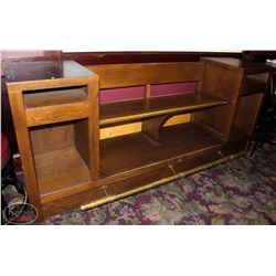 OAK SEATING BENCH WITH BRASS FOOTRAIL.