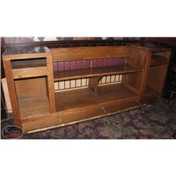 OAK SEATING BENCH WITH BRASS FOOTRAIL.