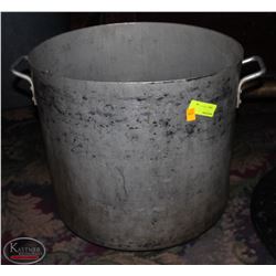 LARGE STOCK POT