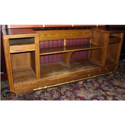 OAK SEATING BENCH W/ BRASS FOOTRAIL.