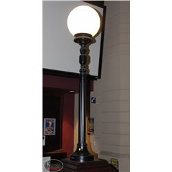 SINGLE GLOBE DECORATIVE METAL LAMP POST.