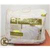 Image 1 : KING SIZE WHITE DOWN COMFORTER