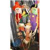 Image 1 : LOT OF 6 SCARECROWS AND HALLOWEEN DECORATIONS
