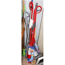 LARGE LOT OF CLEANING APPARATUSES