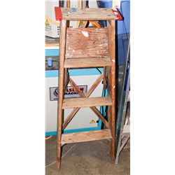 WOOD 4' LADDER