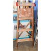 Image 1 : WOOD 4' LADDER