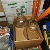 Image 2 : 4 BOXES OF NEW LABRATORY GLASS MIXING CONTAINERS