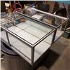 Image 1 : 2 TABLE TOP SHOWCASES