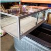 Image 2 : 2 TABLE TOP SHOWCASES