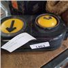 Image 2 : 2 GAUGES, HEAVY DITY BUTTON, AND TRINER SCALE
