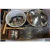 Image 2 : TRAY OF POTS AND KITCHEN ITEMS