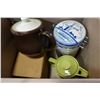 Image 2 : TEAPOT AND CANNISTERS