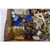 Image 3 : TRAY OF COSTUME JEWELLERY