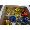 Image 2 : TRAY OF 22 ART GLASS PAPER WEIGHTS
