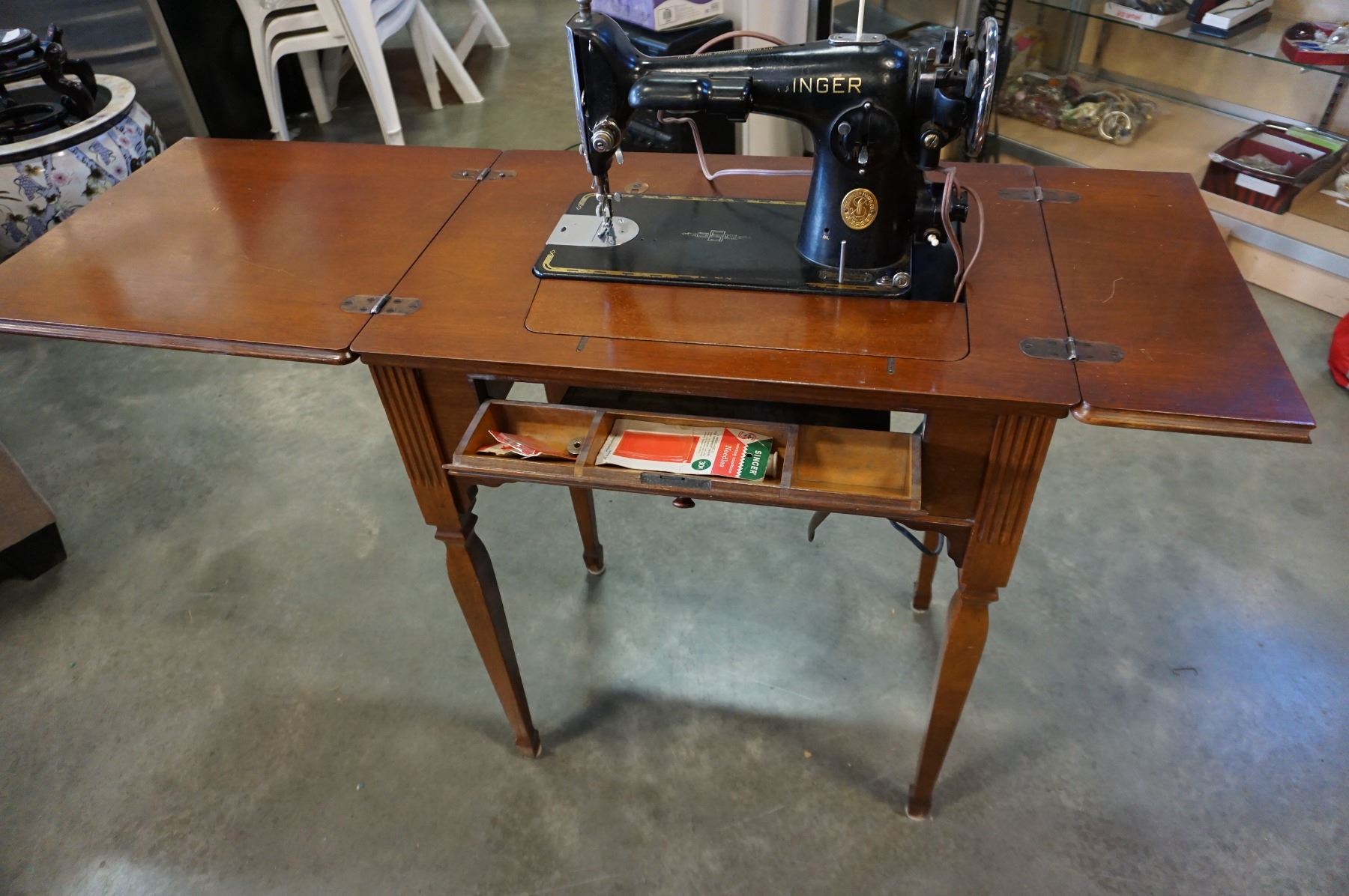 SINGER SEWING MACHINE IN WOOD CABINET - Big Valley Auction Sewing machine with cabinet