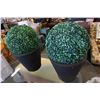 Image 2 : 2 PLANTERS AND ARTIFICAL BUSHES