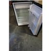 Image 3 : STAINLESS AND BLACK GE BAR FRIDGE 3 DRAWER DRESSER W/