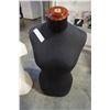 Image 4 : 2 TORSO MANNEQUINS