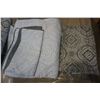 Image 2 : GREY AND WHITE KINGSIZE QUILT AND SHAMS AND DUVET COVER AND SHAMS
