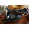 Image 2 : VINTAGE SINGER 2816 SEWING MACHINE