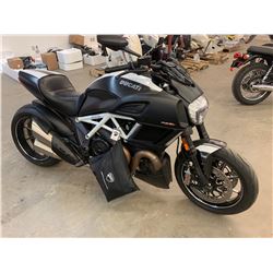 Motorcycle: 2015 Ducati DIAVEL Carbon