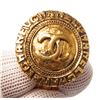 Image 5 : Chanel Gold CC Round Disk Logo Vintage Clip On Earrings