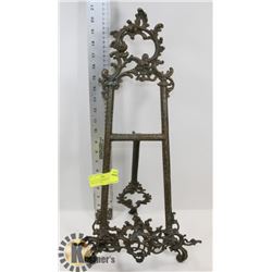 VINTAGE ORNATE BRASS ARTWORK DISPLAY STAND.