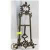 Image 1 : VINTAGE ORNATE BRASS ARTWORK DISPLAY STAND.