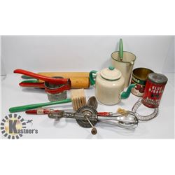 BOX OF VINTAGE KITCHEN COLLECTIBLES