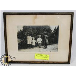 FRAMED ANTIQUE PHOTOGRAPH OF CHILDREN.