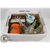 Image 1 : BOX OF COLLECTIBLE BOTTLE AND RADIOS.